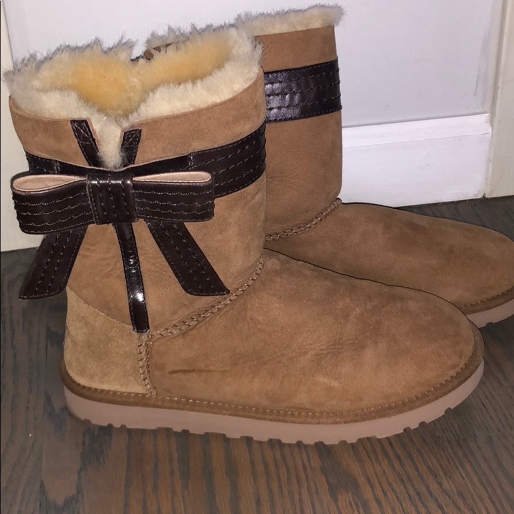 Ugg with Bow - Picture 1 of 5
